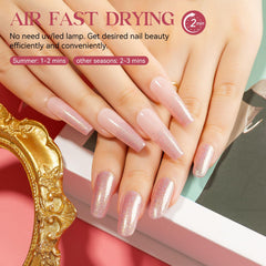 Application fluide du vernis rose pailleté MIZHSE sur les ongles.