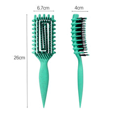 Brosse Candybrush pour appliquer et répartir les produits sur les boucles.