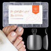 Extensions d’ongles d’orteil Modelones avec forme squoval et fini mat, pose rapide.