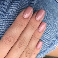 Modelones ongles adhesifs courts peche-rose illustrant une pose rapide.