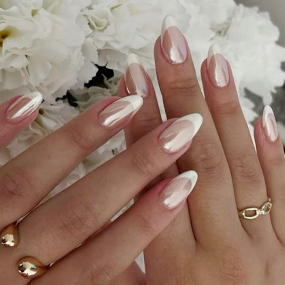 Modelones ongles en amande Chrome, élégant et durable.