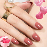 Modelones ongles faux roses courts en premier plan, effet élégant et rapide