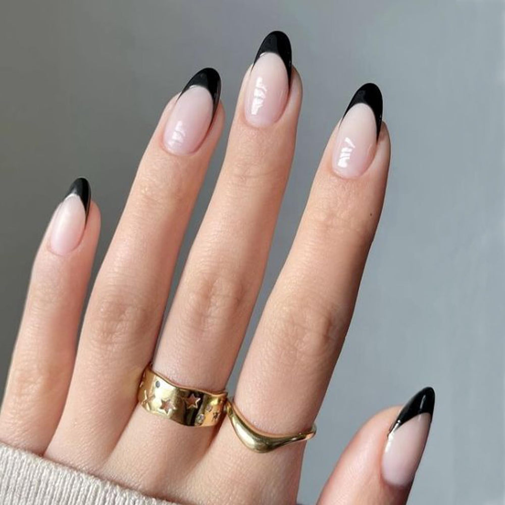 Modelones ongles noirs à bout français en amande, allure chic et durable.