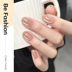 Vernis gel nude perle irisée de Modelones, couleur subtile et élégante.