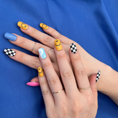Préparation des ongles MOMSON: nettoyage et dégraissage pour une tenue fiable.