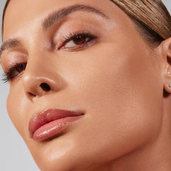 Échantillon teinte 14W Morphe Lightform sur peau, couvrance moyenne et éclat hydraté