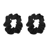 Motique Accessories chouchous solides noirs, packshot clair, parfaits pour un look minimaliste