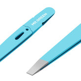 Pinces à sourcils anglees MR.GREEN en bleu pour une prise précise des poils fins.