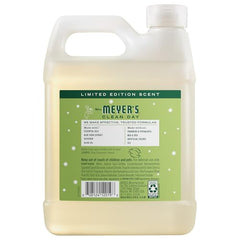 Geste de lavage avec Mrs. Meyer's Iowa Pine Recharge – mousse douce et efficace.