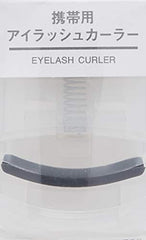 MUJI recourbe-cils portable avec design coulissant pour un rangement facile.