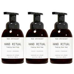 Muse Apothecary Hand Ritual montre une bouteille avec mousse généreuse pour nettoyage doux.