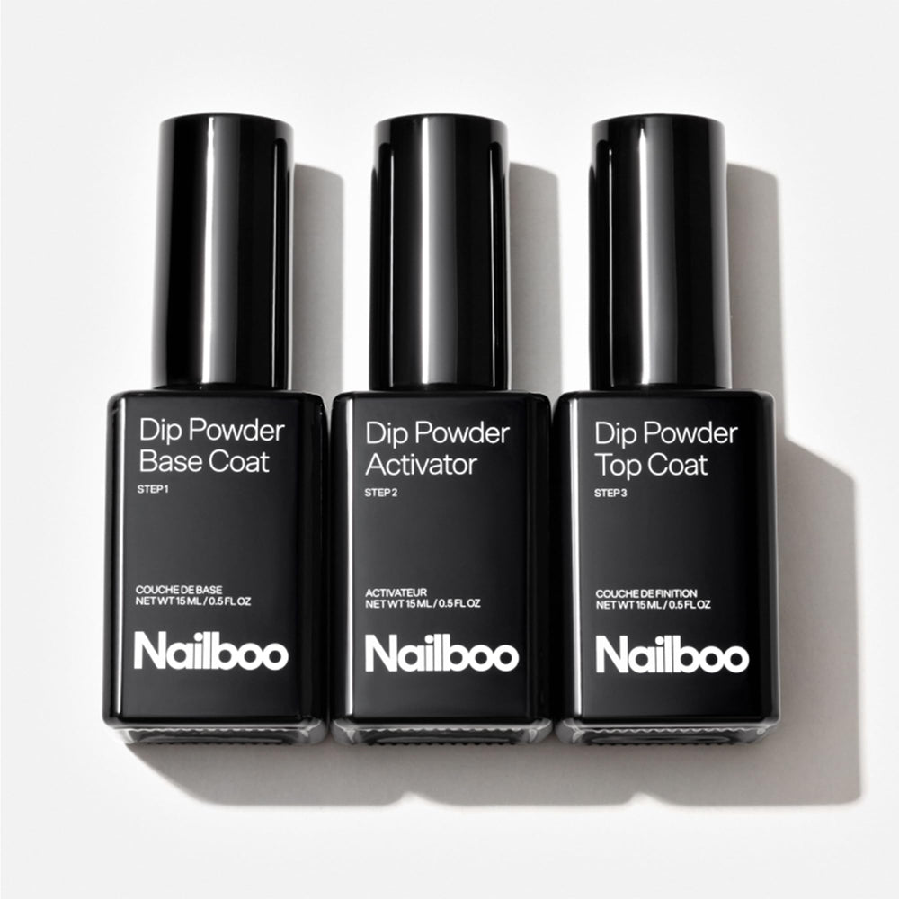 Nailboo-base-poudre : adhérence fluide pour une application homogène.