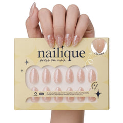 Nailique amande courte chrome nude avec points blancs, look chic.