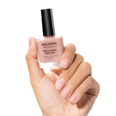 Nailshion base correctrice illuminante corrige les imperfections et éclaircit les ongles.