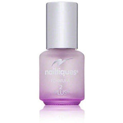 Nailtiques Formule 2 Plus en cours d’application rapide pour une finition durable.
