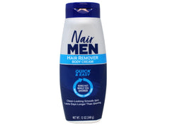 Application de la crème sur la poitrine avec Nair pour une peau lisse après la douche.