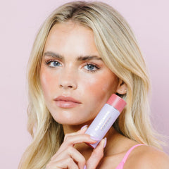 Naked Sundays Glow Balm SPF50 nuance joues, couleur naturelle et éclat sain.