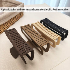 Pinces Nalodu beige, accessoire discret et polyvalent.