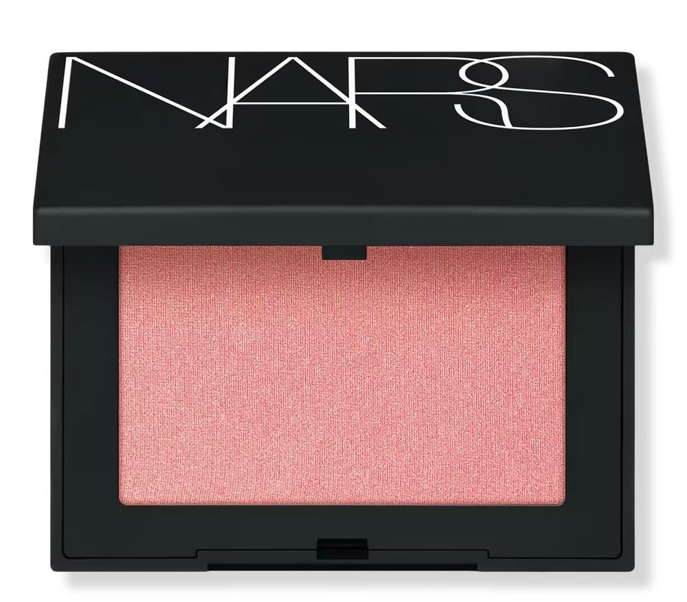 NARS Orgasm, poudre rechargeable, couleur pêche rosée avec reflets dorés pour un éclat quotidien.