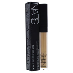 Correcteur crème NARS, application sous les yeux, douceur et uniformité.
