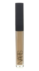Texture fluide du correcteur NARS sur la peau en cours d’application pour une couvrance modulable.