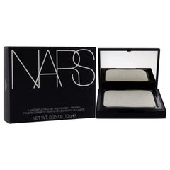 Poudre Cristal Translucide de NARS appliquée pour un fini lumineux discret.