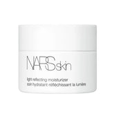 NARS Hydratant Réfléchissant à la Lumière dans une bouteille glacée, hydratation légère pour peau lumineuse.
