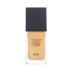Application quotidienne du fond NARS Light Reflecting pour teint équilibré.