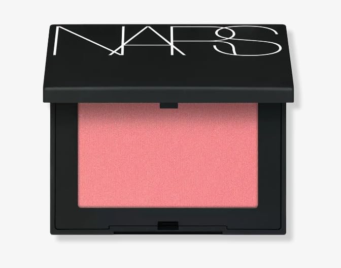 NARS Orgasm Edge, poudre matte, éclat naturel et tenue longue durée.