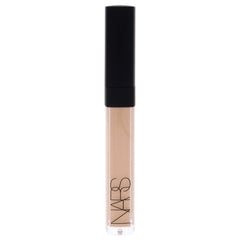Texture crème du concealer NARS qui fond sans lourdeur sur la peau.
