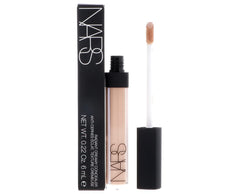 Texture crème lissante NARS pour un fini homogène.