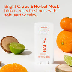 Notes parfumées du Native Déodorant Citrus et Musc Herbacé pour une sensation rafraîchissante.