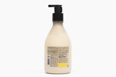 Lotion au Fruit de la Passion – texture crème soyeuse enveloppant la peau.