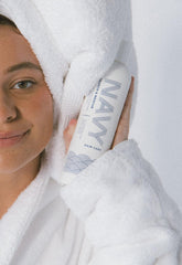 Etiquette NAVY HAIR CARE montrant vitamines A C E pour nourrir