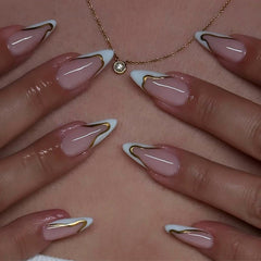 Ongles NBNTGH bout blanc avec ligne dorée pour un style élégant