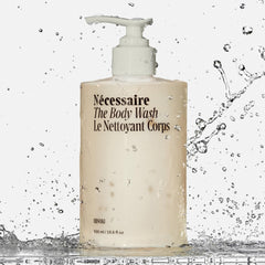 Nécessaire The Body Wash Hinoki enrichi en niacinamide pour nourrir la peau.