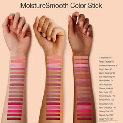 Application facile du Neutrogena MoistureSmooth Stick prune profond sur les lèvres.