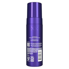 Texture légère de la mousse nuage Nexxus sur cheveux propres.