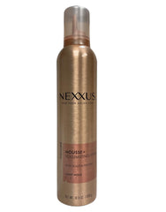 Texture crème mousse Nexxus Mousse Plus illustrant sa légèreté et son application facile