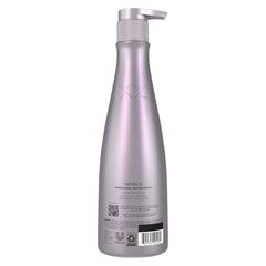 Nexxus Therappe mousse dans la main : lavage en douceur et mousse généreuse.
