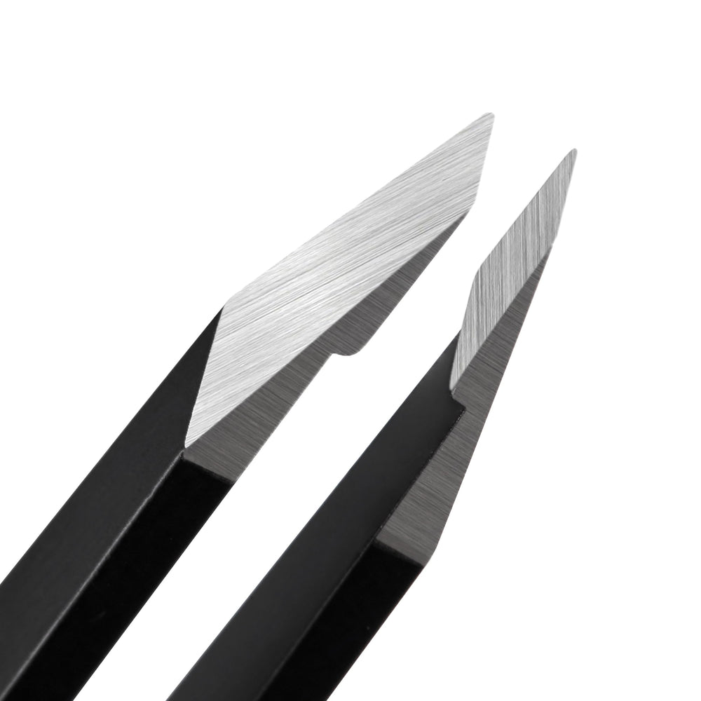Pince-sourcils angulaire NILIYA avec pointe 0,15 mm pour précision délicate.