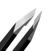 Pince-sourcils angulaire NILIYA avec pointe 0,15 mm pour précision délicate.