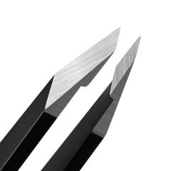 Pince-sourcils angulaire NILIYA avec pointe 0,15 mm pour précision délicate.