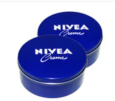 Crème NIVEA dans une boîte métallique de 250 ml, pratique à ranger à la maison.