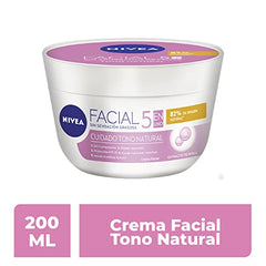 Crème visage NIVEA Éclaircissant Naturel, application douce sur le visage.