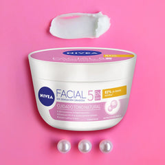 Protection UV SPF15 avec NIVEA Éclaircissant Naturel, défense légère.