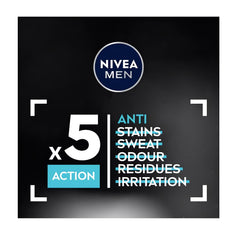 Application rapide sur peau avec l’aérosol NIVEA Men Invisible.
