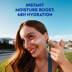 Application sur les mains avec NIVEA Soft pour douceur rapide.