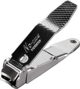 No-mes fingernail clipper showing catch compartment for mess-free clipping