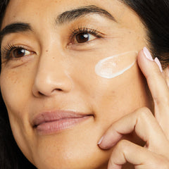 Application nocturne fluide avec No7 Advanced Retinol 0,3% Night Concentrate.